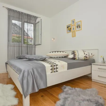 Apartman Hani 1 *
